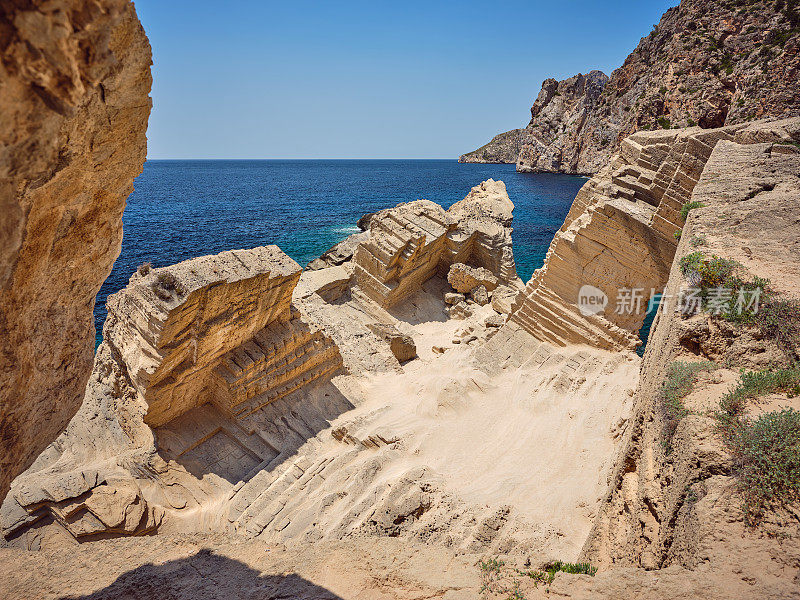 Pedrera de Cala d'Hort(亚特兰蒂斯)，俯瞰大海的古代砂岩采石场，伊比沙岛，西班牙